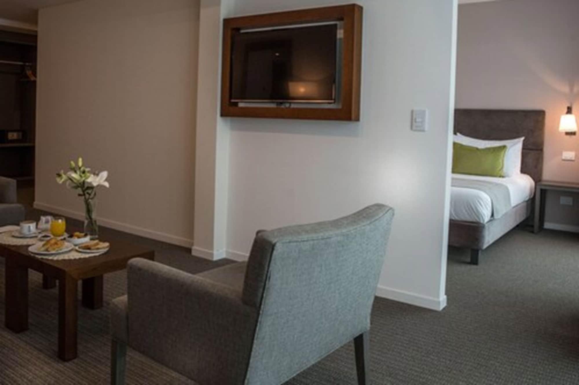 Howard Johnson Plaza 4*